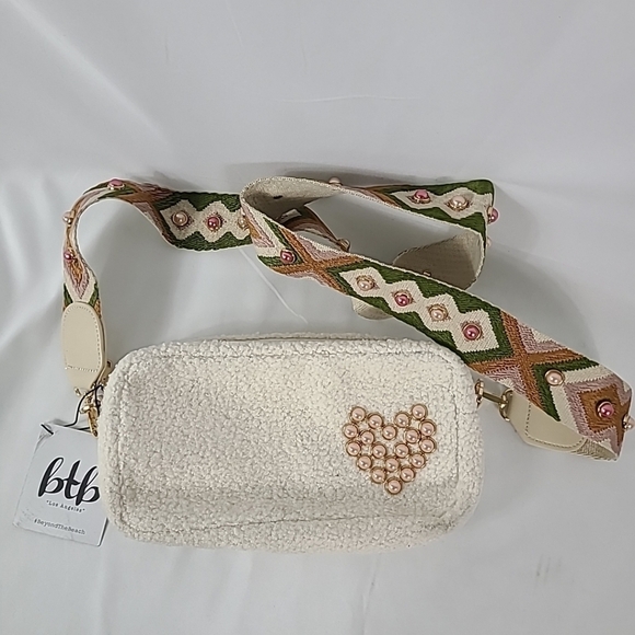 NEW Beyond the Beach Los Angeles LOVE Shearling Crossbody Cosmetic Bag NWT - Picture 1 of 7